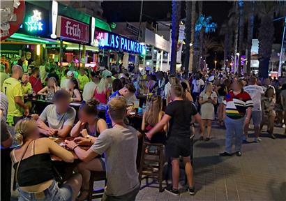 In der „Bierstraße“ auf Mallorca wird wieder Party gemacht, so wie vor Corona – sehr zum Ärger der Mallorquiner
