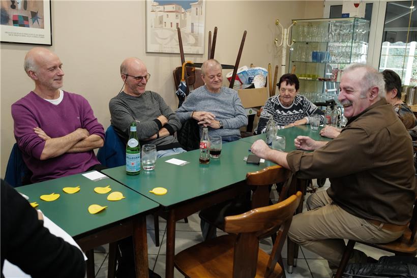 In der Brasserie Montpellier in Esch treffen sich die ehemaligen „Hieler“ Georges, Alain und Nico Pütz, Maggy Schuller, Nicole Nardello (verdeckt) und Mario Bucari (v.l.n.r.), um gemeinsam in Erinnerungen an ihre Kindheit zu schwelgen
