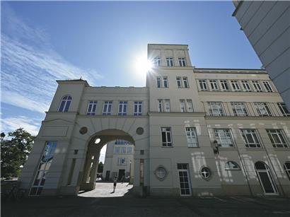 Cité Judiciaire Gebäude mit Fokus auf juristische Themen und der Bedeutung von Ereignissen jenseits von „fait divers“