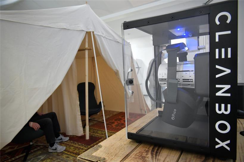 In der „Cleanbox“ werden VR-Brille und Kopfhörer nach jeder Benutzung desinfizie...