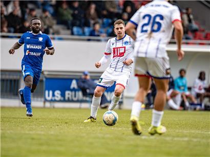 Leeres Ehrenpromotions-Dokument mit Hinweis auf ausstehende Entscheidungen in akademischer Auszeichnung