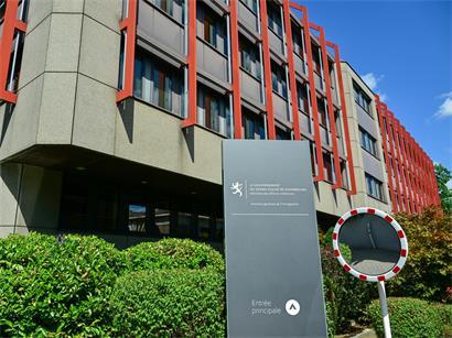 Büro der Einwanderungsbehörde Luxemburg mit Service für Immigration und Naturalisation, moderne Gebäudefront bei Tageslicht