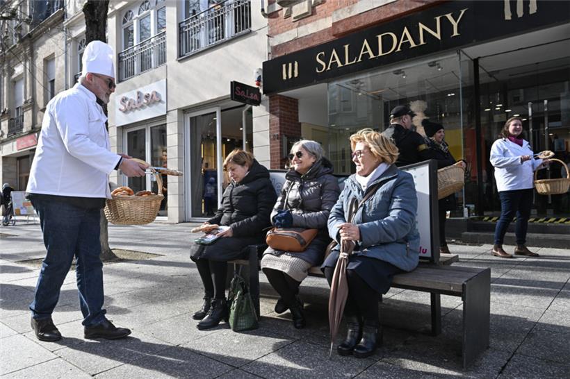 In der Escher Fußgängerzone und auf dem Brillplatz wurde das Gebäck verteilt