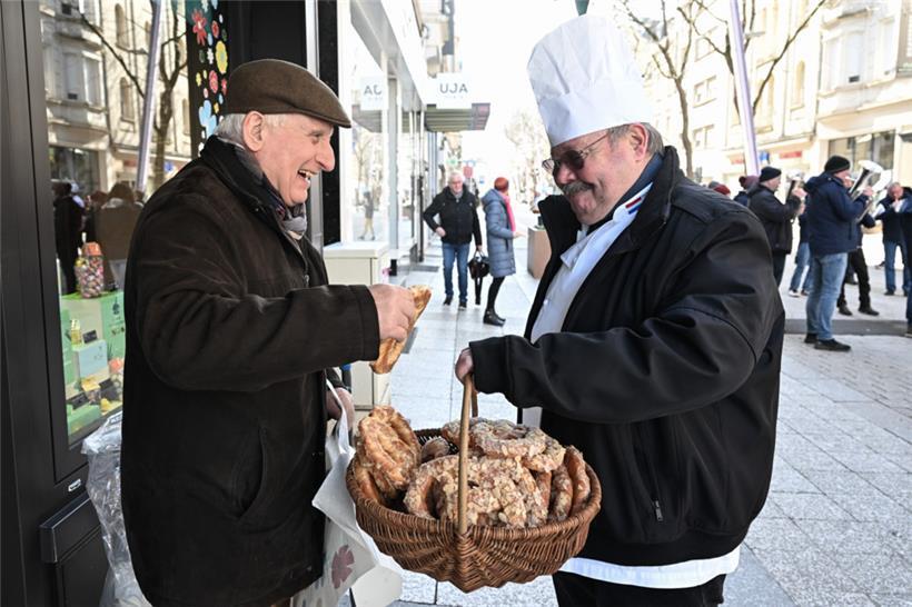 In der Escher Fußgängerzone war die Freude über die süßen Brezeln am Dienstag groß 

