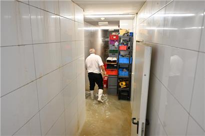 In der Escher rue du Canal ist im Restaurant „Opus Mer“ nach Regenfällen am Mittwoch Wasser in den Keller gelaufen
