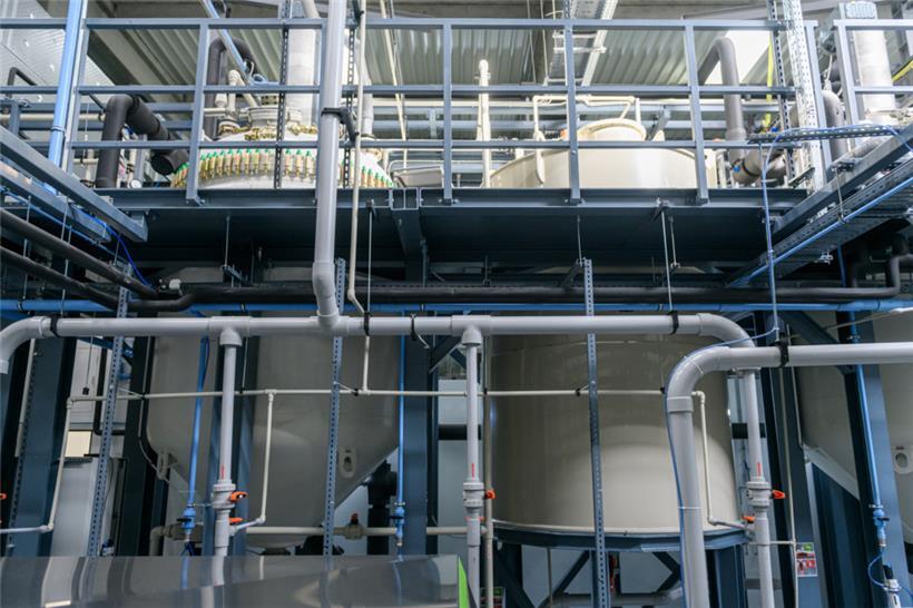 In der Fabrik werden die Nanoröhren zur einfacheren Anwendung in der Industrie zu einer homogenen Mischung verarbeitet
