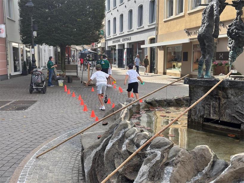 Lebendige Fußgängerzone am Samstag mit vielen Menschen, Einkauf und urbanem Stadtleben an einem sonnigen Tag