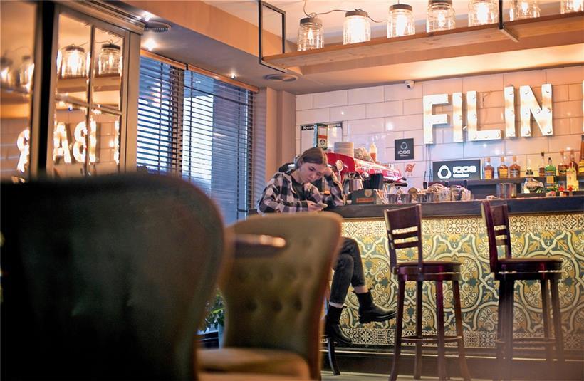 In der Gastrobar „Filin“ im ukrainischen Ismajl versuchen die Menschen der 80.000-Einwohner-Stadt, ein normales Leben zu führen
