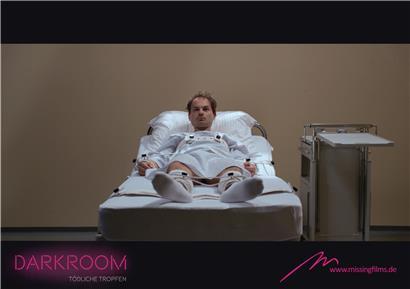In der Haft ans Bett fixiert: Damit beginnt der auf einer wahren Begebenheit beruhende Film „Darkroom“ über einen Serienkiller  
