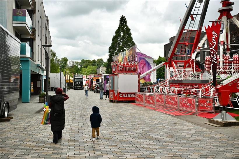 „Päischtkiermes“ beginnt am Freitag – mit 38 Geschäften und sommerlichen Temperaturen Große Fahrgeschäfte in der Helen-Buchholtz-Straße bei einem Jahrmarkt oder Volksfest am Tag