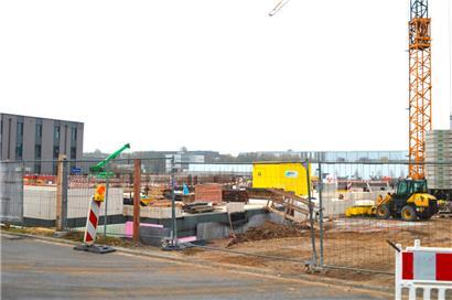 In der Industriezone „Kleng Bousbierg“ haben die Arbeiten zum Bau der neuen Gemeinde-Werkstätten begonnen. Am Freitag findet die Grundsteinlegung statt.
