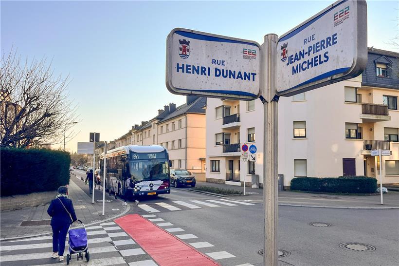Stau in Jean-Pierre-Michels-Straße Esch mit Rettungswagen, blockierte Radweg-Poller erschweren Ausweichen der Autos.