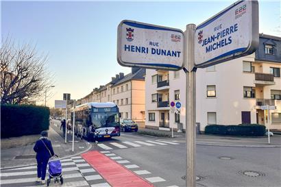 Stau in Jean-Pierre-Michels-Straße Esch mit Rettungswagen, blockierte Radweg-Poller erschweren Ausweichen der Autos.