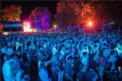 In der Menge der Besucher auf Festivals kommt es leicht zu Grenzüberschreitungen im zwischenmenschlichen Bereich
