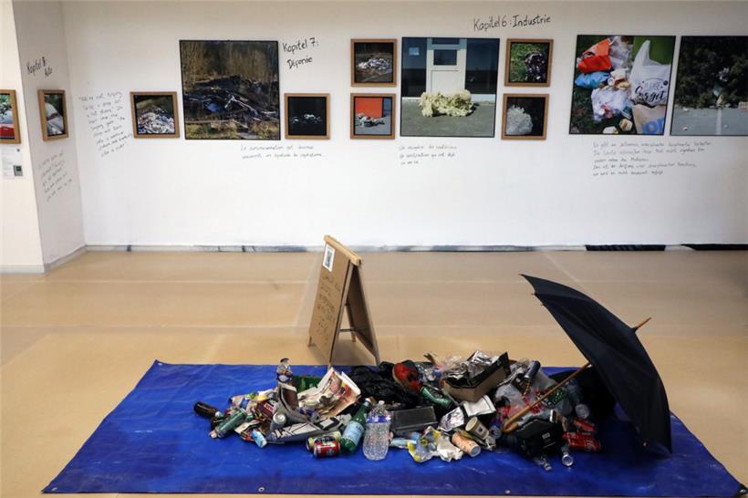 In der Mitte des Ausstellungsraums steht die Ausbeute der Pick-up-Aktionen …