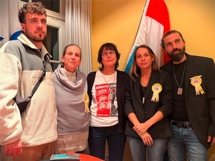 In der Mitte stehen Ayellet, Dvora und Laura, links und rechts davon ihre Begleiter
