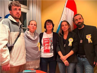 In der Mitte stehen Ayellet, Dvora und Laura, links und rechts davon ihre Begleiter
