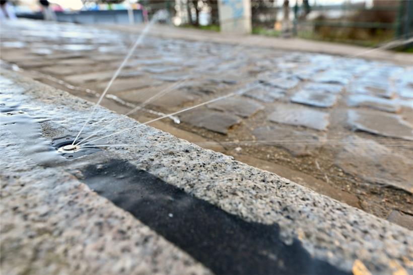 In der Montée de la Pétrusse sorgt flüssiges Streumittel für mehr Grip auf dem P...