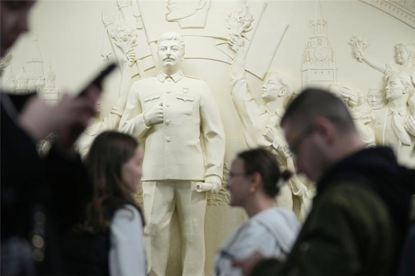 In der Moskauer Metro hat die Stadtverwaltung mehr als ein halbes Jahrhundert nach dem Abriss ein umstrittenes Relief mit dem Sowjetdiktator Josef Stalin nachbilden lassen
