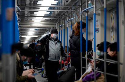 In der Moskauer U-Bahn wird Maske getragen
