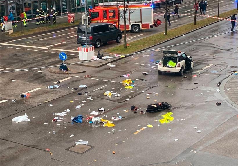 In der Münchner Innenstadt ist ein Fahrzeug in eine Menschengruppe gefahren
