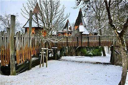Neue Baumhäuser in grüner Nachbarschaft, bald bewohnbar, nachhaltiges Wohnen im Einklang mit der Natur