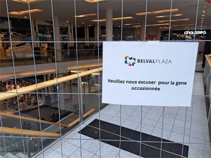 Überflutete Belval Plaza bei Nacht durch Rohrbruch, Wasserschäden und Notfallmaßnahmen sichtbar
