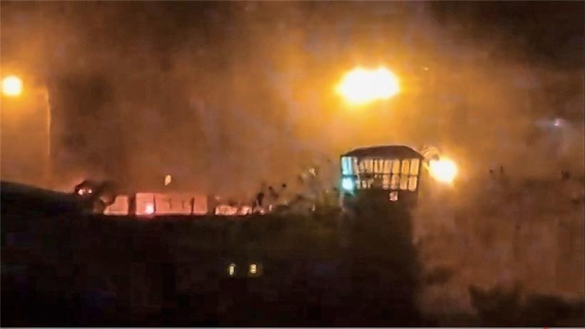 In der Nacht auf Sonntag brannte das Ewin-Gefängnis lichterloh, wie dieser Screenshot zeigt 
