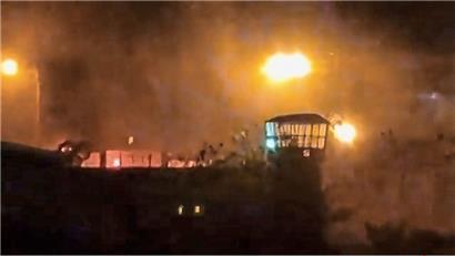 In der Nacht auf Sonntag brannte das Ewin-Gefängnis lichterloh, wie dieser Screenshot zeigt 
