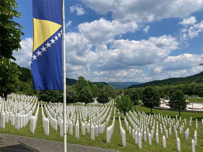 In der Nähe der Angehörigen: Der Gedenkfriedhof von Poticari ist nur wenige Hundert Meter von dem neuen Altenheim für die Mütter von Srebrenica entfernt
