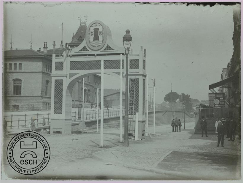 In der Nähe des Bahnhofes wurde dieses Portal wahrscheinlich errichtet, um die E...