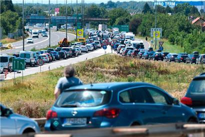 In der Nähe von Zagreb kam es bereits MItte Juli zu kilometerlangen Staus in Richtung Küste
