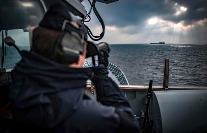 In der Ostsee wird von einem schwedischen Patrouillenschiff aus Ausschau nah verdächtigen Schiffen gehalten 

