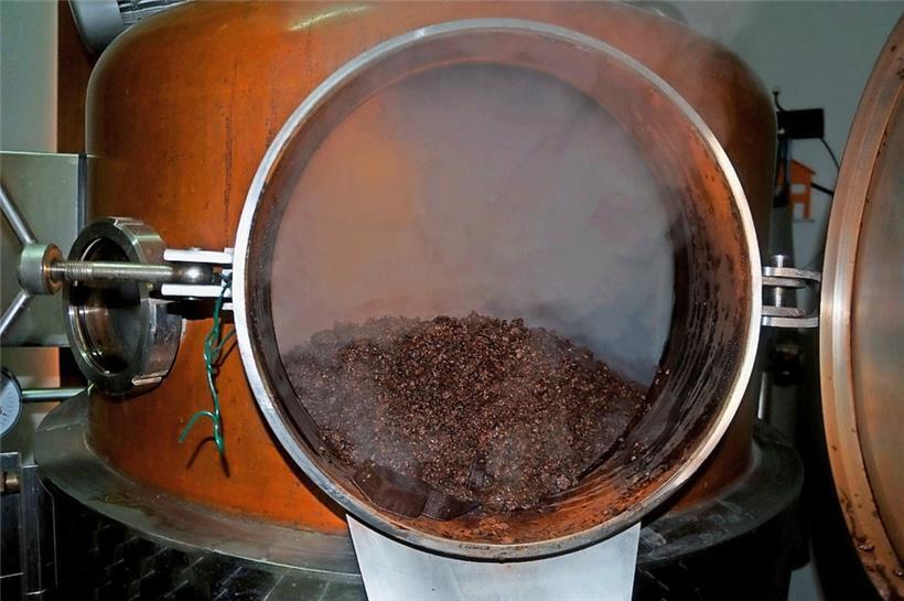 In der Rieslingmaische garten die Mettwürste für den Linseneintopf