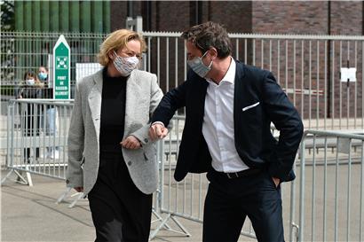 In der Rockhal und im CHEM wollten sich Premierminister Xavier Bettel und Gesundheitsministerin Paulette Lenert ein Bild von den Anstrengungen im Kampf gegen Corona machen – natürlich mit dem sicheren Ellbogen-Bump statt unhygienischem Handschlag
