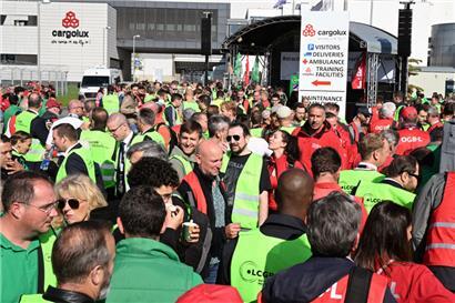 In der Sache vereint: OGBL- und LCGB-Sympathisanten vor dem Hauptsitz der Cargolux
