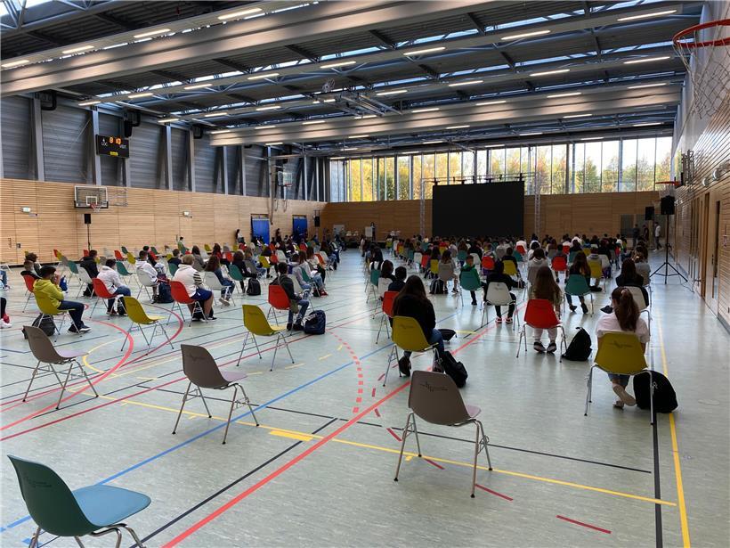 In der Sporthalle des LTL haben rund 160 Schüler unter Einhaltung der Distanzregeln Platz nehmen können
