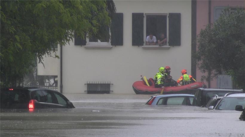 In der Stadt Cesena ist der Fluss Savio nach extremen Regenfällen über die Ufer getreten, Straßenzüge am Fluss stehen unter Wasser
