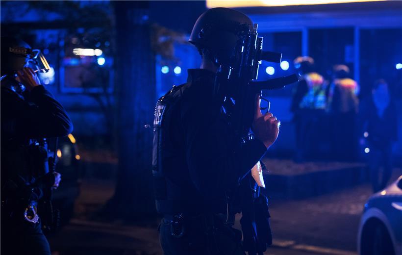 In der Stresemannstraße in Kreuzberg kam es am frühen Morgen zu einer Schießerei. Dabei wurden nach ersten Informationen vier Personen zum Teil schwerst verletzt. Der Bereich um den Tatort ist weiträumig abgesperrt.
