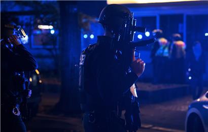 In der Stresemannstraße in Kreuzberg kam es am frühen Morgen zu einer Schießerei. Dabei wurden nach ersten Informationen vier Personen zum Teil schwerst verletzt. Der Bereich um den Tatort ist weiträumig abgesperrt.
