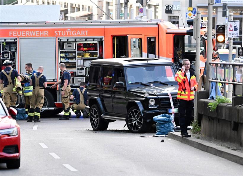 In der Stuttgarter Innenstadt ist nach Polizeiangaben ein Auto in eine Personengruppe gefahren
