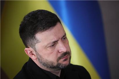 Wahlurne mit ukrainischer Flagge symbolisiert geplante Wahlen nach Waffenruhe und Sicherheitsgarantien in der Ukraine