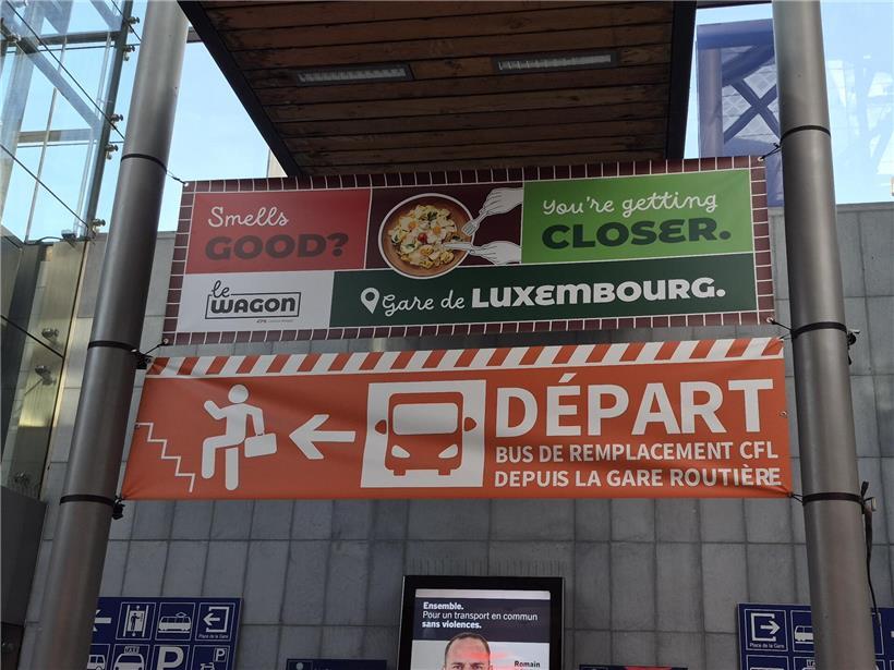 Unterführung Gare Centrale mit gut sichtbarer Beschilderung zum Weg zu den Ersatzbussen