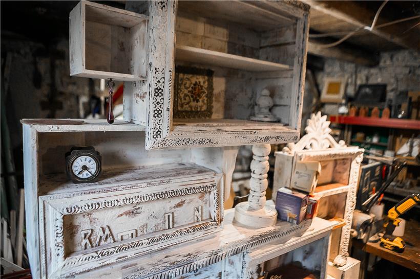 In der Upcycling-Werkstatt in der Scheune sollen alte Möbel zu neuem Leben erwec...