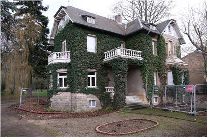 In der Villa Lorenz sind die Gemeinschaftsräume der Senioren-Wohngemeinschaft sowie ein Apartment vorgesehen. In einem ökologischen Holzanbau auf der Rückseite sollen die restlichen elf Apartments entstehen. 
