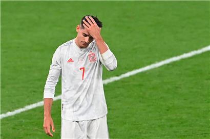 In der Vorrunde wurde Alvaro Morata von den spanischen Fans in Sevilla ausgepfiffen, seine Frau bekam Morddrohungen, die sich auch gegen die drei Kinder des Paares richteten
