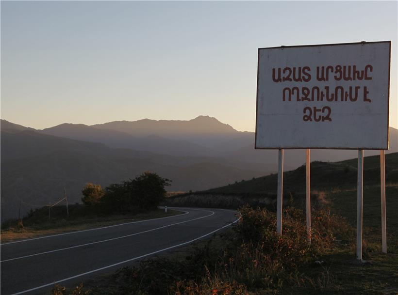 In der armenischen Region Sjunik erinnert ein Empfangsschild an das freie Bergkarabach: Irgendwo dahinter verläuft die Grenze zu Aserbaidschan – wo genau, bleibt vorerst unklar
