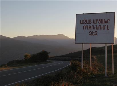 In der armenischen Region Sjunik erinnert ein Empfangsschild an das freie Bergkarabach: Irgendwo dahinter verläuft die Grenze zu Aserbaidschan – wo genau, bleibt vorerst unklar
