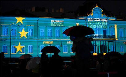 In der bulgarischen Hauptstadt Sofia rufen Projektionen auf der nationalen Kunstgalerie zur Stimmabgabe bei den Europawahlen auf

