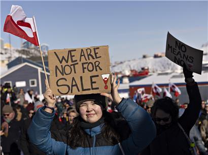 Protest in Nuuk, Grönland, gegen US-Präsidenten-Pläne im März mit Demonstranten und Transparenten auf der Straße